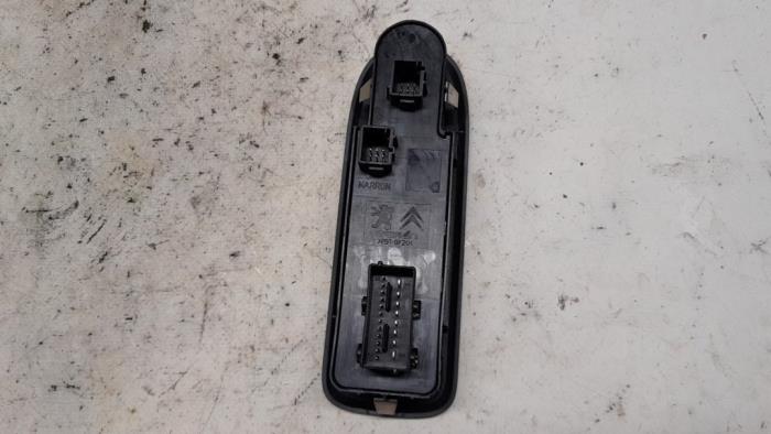 Electric window switch from a Citroën C5 III Berline (RD) 3.0 HDiF V6 24V 2012