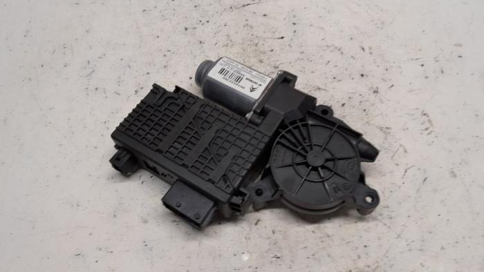 Door window motor from a Citroën C4 Picasso (UD/UE/UF) 1.6 HDiF 16V 110 2012