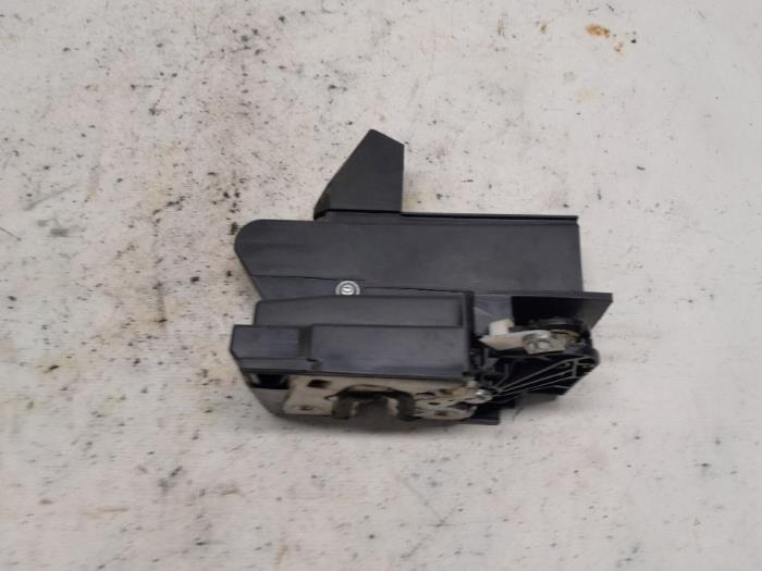 Front door lock mechanism 4-door, right from a Dacia Duster (SR) 1.6 16V 2019