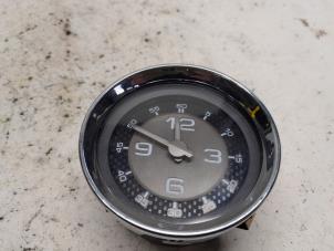 Usados Reloj Peugeot RCZ (4J) 1.6 16V THP Precio € 42,00 Norma de margen ofrecido por Reclycar De Boer BV