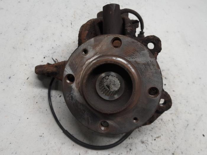 Front wheel hub from a Peugeot 207 SW (WE/WU) 1.6 16V 2008