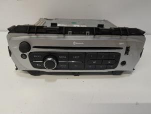 Usados Reproductor de CD y radio Renault Twingo II (CN) 1.2 16V Precio € 78,75 Norma de margen ofrecido por Reclycar De Boer BV