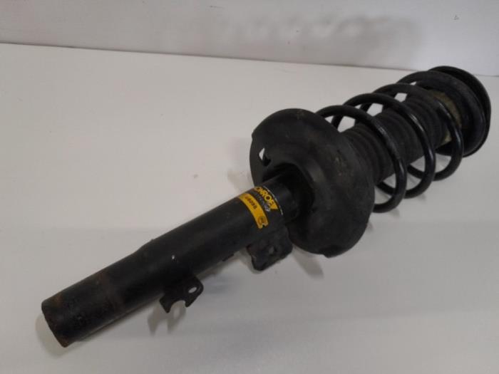 Fronts shock absorber, left from a Peugeot 207/207+ (WA/WC/WM) 1.4 16V VTi 2009