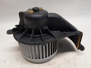 Usados Motor de ventilador de calefactor Renault Kangoo/Grand Kangoo (KW) 1.6 16V Precio € 42,00 Norma de margen ofrecido por Reclycar De Boer BV