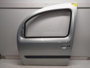 Używane Drzwi lewe przednie wersja 4-drzwiowa Renault Kangoo/Grand Kangoo (KW) 1.6 16V Cena € 283,50 Procedura marży oferowane przez Reclycar De Boer BV