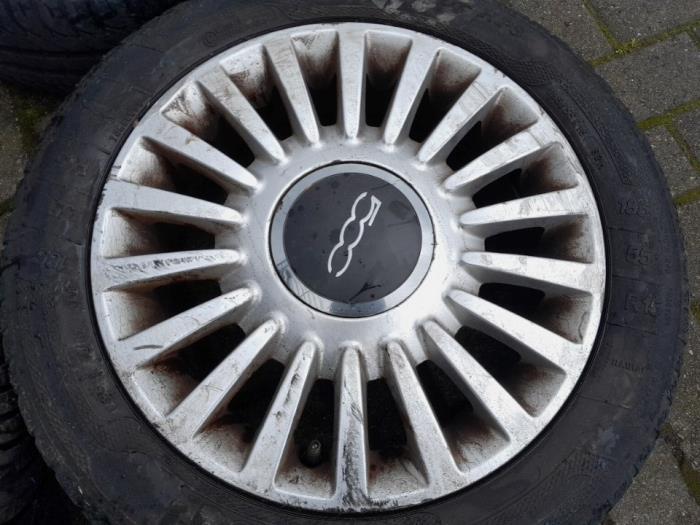 Sportfelgensatz + Reifen van een Fiat 500 (312) 1.2 69 2012