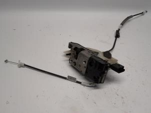 Begagnade Dörrlåsmekanism, 4-dörrars, vänster fram Peugeot 2008 (CU) 1.6 Blue HDi 100 Pris € 26,25 Marginaltabell erbjuds av Reclycar De Boer BV
