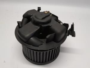Usados Motor de ventilador de calefactor Nissan Micra (K12) 1.2 16V Precio € 31,50 Norma de margen ofrecido por Reclycar De Boer BV