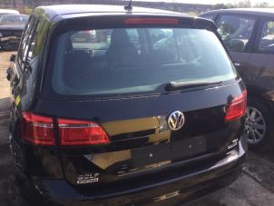 Używane Tylna klapa Volkswagen Golf Sportsvan (AUVS) 1.6 TDI BMT 16V Cena € 456,75 Procedura marży oferowane przez Reclycar De Boer BV