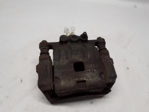 Begagnade Främre bromsok, vänster Ford Fiesta 6 (JA8) 1.0 Ti-VCT 12V 65 Pris € 26,25 Marginaltabell erbjuds av Reclycar De Boer BV