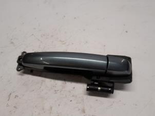 Usagé Poignée portière 4portes avant droite Suzuki Swift (ZA/ZC/ZD1/2/3/9) 1.3 VVT 16V Prix € 15,75 Règlement à la marge proposé par Reclycar De Boer BV