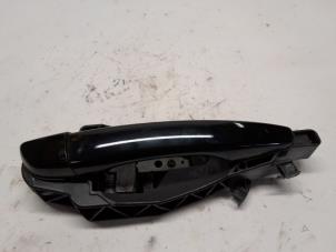 Usados Manija de puerta de 4 puertas derecha detrás Peugeot 308 SW (L4/L9/LC/LJ/LR) 1.6 BlueHDi 120 Precio € 15,75 Norma de margen ofrecido por Reclycar De Boer BV