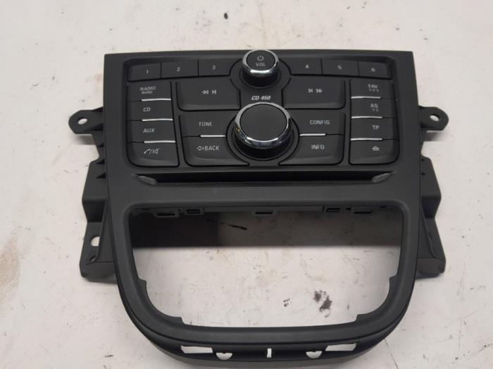Używane Panel obslugi radia Opel Mokka/Mokka X 1.7 CDTI 16V 4x2 Cena € 42,00 Procedura marży oferowane przez Reclycar De Boer BV