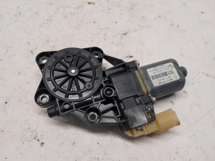 Usados Motor de ventanilla de puerta Mini Mini (R56) 1.4 16V One Precio € 42,00 Norma de margen ofrecido por Reclycar De Boer BV