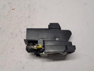 Usagé Serrure portière mécanique 4portes arrière gauche Dacia Duster (SR) 1.0 TCE 100 Bi-Fuel, Eco-G 12V Prix € 52,50 Règlement à la marge proposé par Reclycar De Boer BV