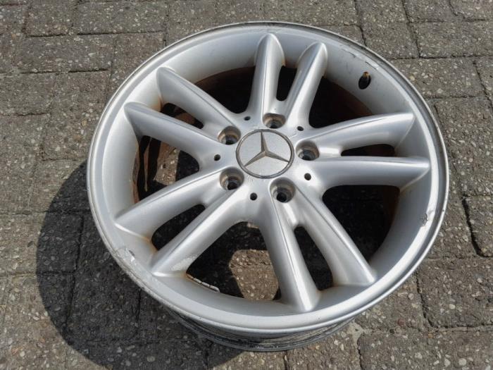 Używane Obrecz Mercedes C Sportcoupé (C203) 1.8 C-180K 16V Cena € 78,75 Procedura marży oferowane przez Reclycar De Boer BV