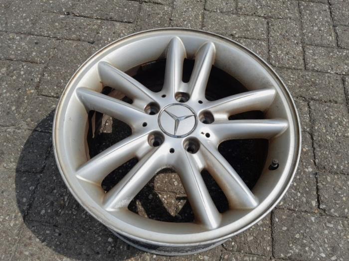 Używane Obrecz Mercedes C Sportcoupé (C203) 1.8 C-180K 16V Cena € 78,75 Procedura marży oferowane przez Reclycar De Boer BV