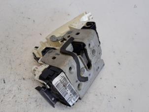 Gebrauchte Türschlossmechanik 4-türig links vorne Jeep Compass II (MP) 2.0 Multijet II 140 16V 4x4 Preis € 52,50 Margenregelung angeboten von Reclycar De Boer BV