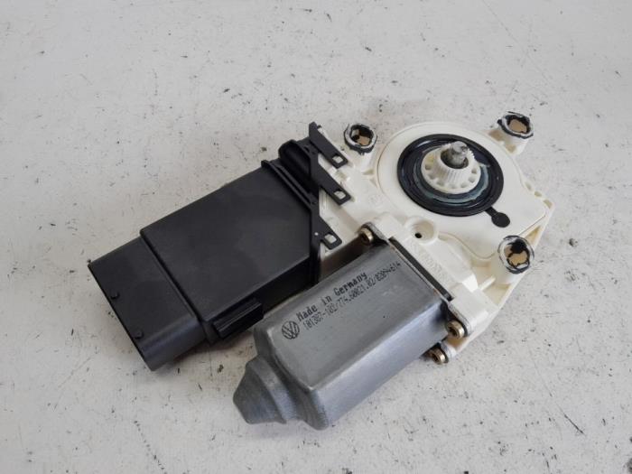 Usados Motor de ventanilla de puerta Volkswagen Bora (1J2) 1.6 16V Precio € 36,75 Norma de margen ofrecido por Reclycar De Boer BV