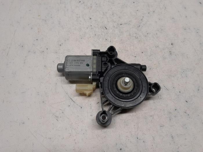 Usados Motor de ventanilla de puerta Jeep Compass II (MP) 2.0 Multijet II 140 16V 4x4 Precio € 52,50 Norma de margen ofrecido por Reclycar De Boer BV