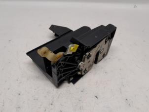 Begagnade Dörrlåsmekanism, 4-dörrars, vänster fram Dacia Sandero II 0.9 TCE 12V Pris € 36,75 Marginaltabell erbjuds av Reclycar De Boer BV
