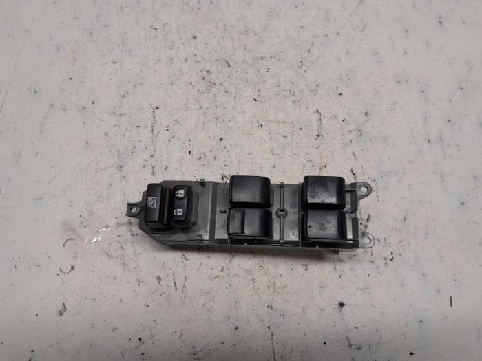 Usados Interruptor de ventanilla eléctrica Toyota Yaris III (P13) 1.0 12V VVT-i Precio € 31,50 Norma de margen ofrecido por Reclycar De Boer BV
