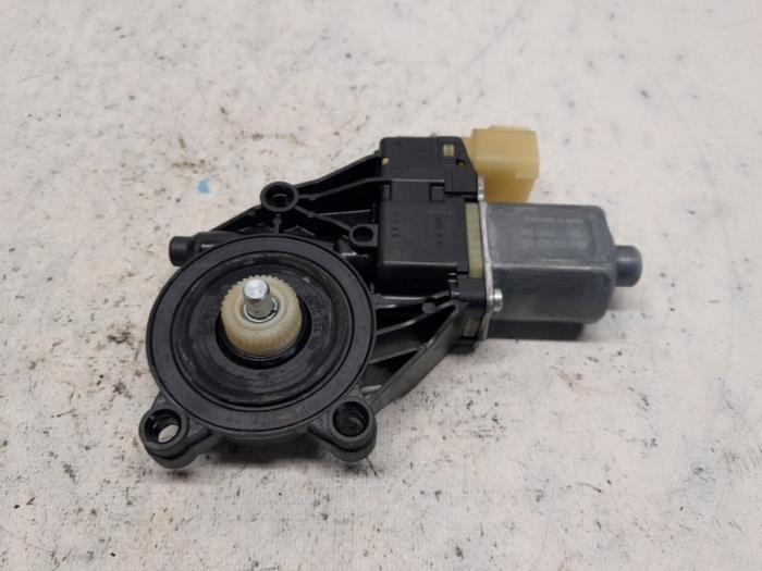 Usados Motor de ventanilla de puerta Ford Fiesta 6 (JA8) 1.0 SCI 12V 80 Precio € 26,25 Norma de margen ofrecido por Reclycar De Boer BV