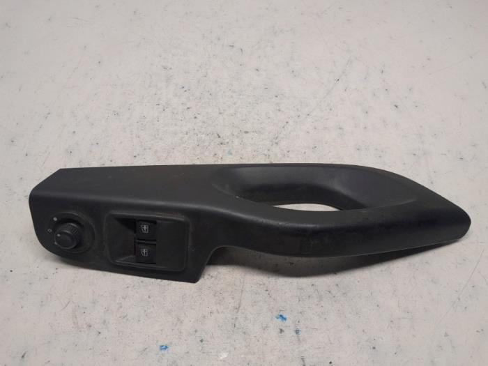 Usados Interruptor de ventanilla eléctrica Opel Vivaro B 1.6 CDTI Biturbo 140 Precio € 26,25 Norma de margen ofrecido por Reclycar De Boer BV