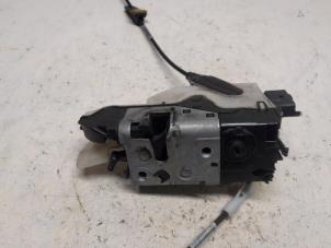 Begagnade Dörrlåsmekanism, 4-dörrars, vänster fram Peugeot 2008 (CU) 1.2 Vti 12V PureTech 82 Pris € 26,25 Marginaltabell erbjuds av Reclycar De Boer BV