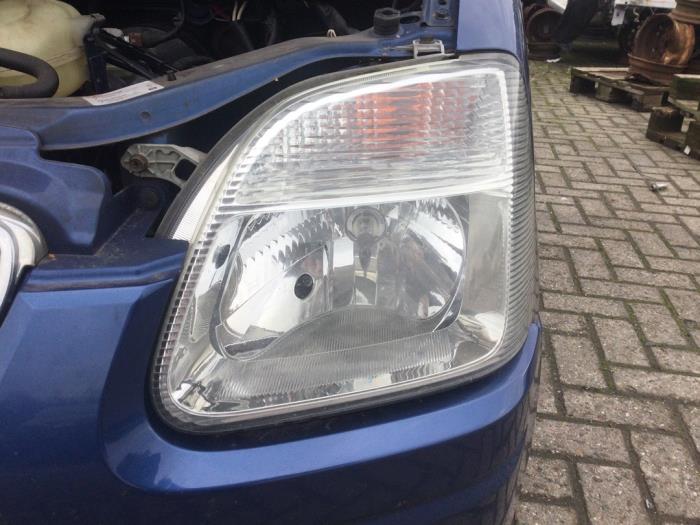 Używane Reflektor lewy Opel Agila (A) 1.2 16V Cena € 63,00 Procedura marży oferowane przez Reclycar De Boer BV