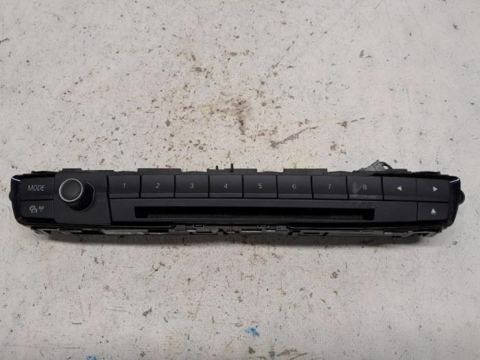 Używane Panel obslugi radia BMW 1 serie (F20) 120i 1.6 16V Cena € 26,25 Procedura marży oferowane przez Reclycar De Boer BV