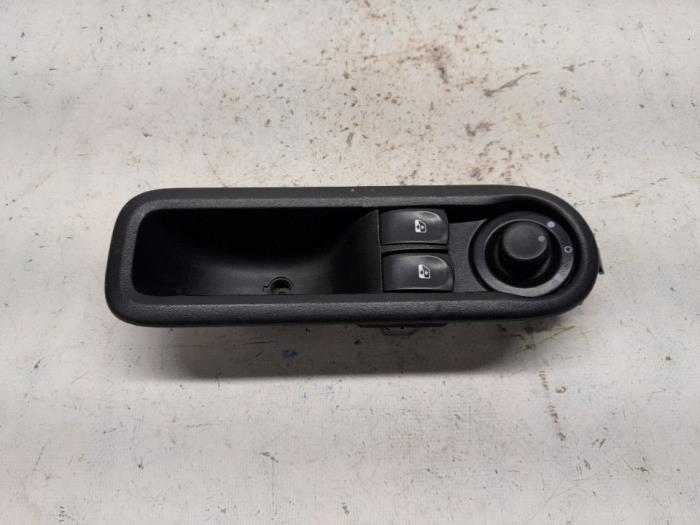 Usados Interruptor de ventanilla eléctrica Renault Twingo II (CN) 1.2 16V Precio € 31,50 Norma de margen ofrecido por Reclycar De Boer BV