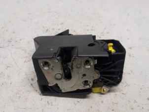 Begagnade Dörrlåsmekanism, 4-dörrars, vänster fram Dacia Sandero II 0.9 TCE 12V Pris € 36,75 Marginaltabell erbjuds av Reclycar De Boer BV