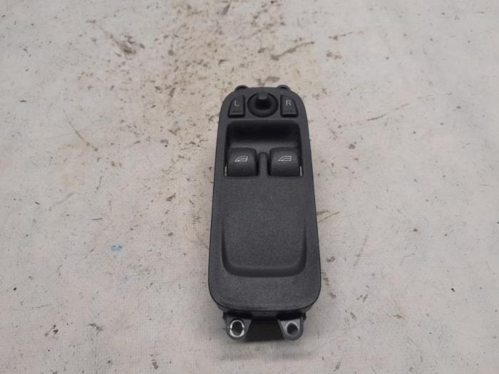 Usados Interruptor de ventanilla eléctrica Volvo C30 (EK/MK) 1.6 16V Precio € 31,50 Norma de margen ofrecido por Reclycar De Boer BV
