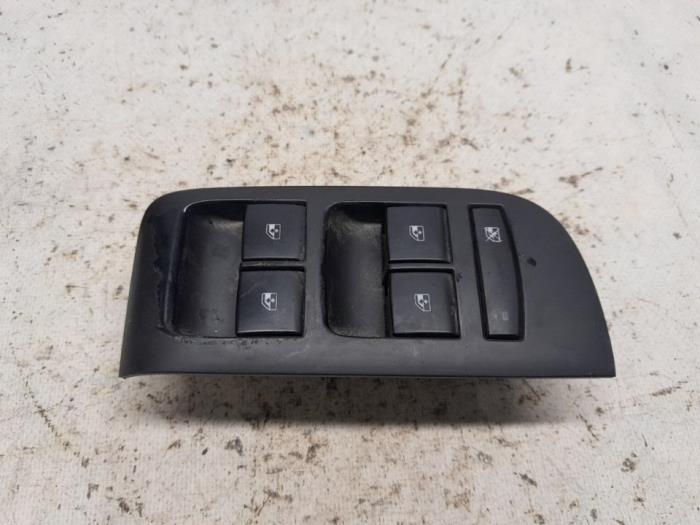 Usados Interruptor de ventanilla eléctrica Opel Zafira Tourer (P12) 1.6 16V CNG ecoFLEX Turbo Precio € 52,50 Norma de margen ofrecido por Reclycar De Boer BV