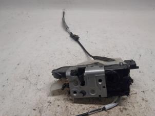 Begagnade Dörrlåsmekanism, 4-dörrars, vänster fram Peugeot 2008 (CU) 1.2 12V e-THP PureTech 110 Pris € 26,25 Marginaltabell erbjuds av Reclycar De Boer BV