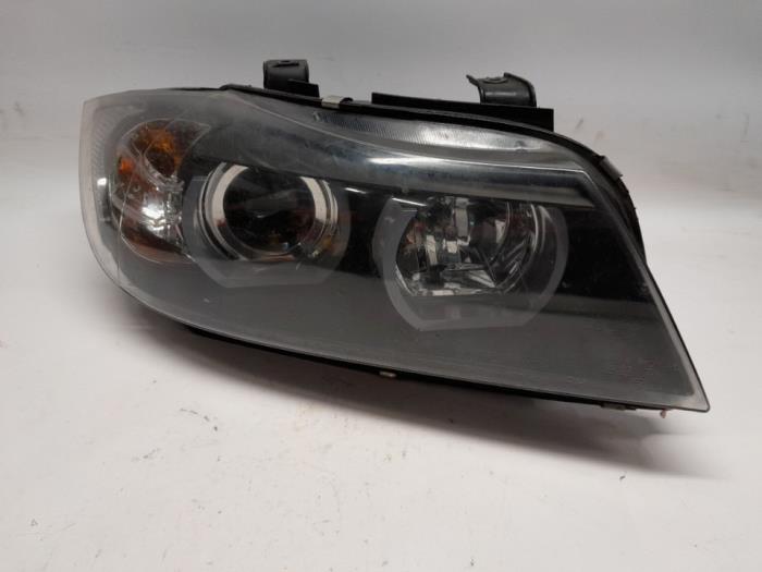 Używane Reflektor prawy BMW 3 serie (E90) 320i 16V Cena € 288,75 Procedura marży oferowane przez Reclycar De Boer BV