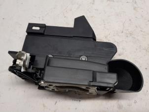 Begagnade Dörrlåsmekanism, 4-dörrars, vänster fram Dacia Sandero III 1.0 TCe 100 12V ECO-G Pris € 52,50 Marginaltabell erbjuds av Reclycar De Boer BV