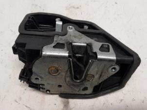 Używane Mechanizm blokady drzwi prawych przednich wersja 4-drzwiowa Mini Countryman (R60) 1.6 Cooper D Cena € 31,50 Procedura marży oferowane przez Reclycar De Boer BV