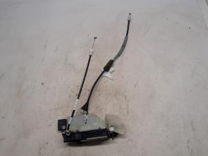 Begagnade Dörrlåsmekanism, 4-dörrars, vänster fram Peugeot 2008 (CU) 1.2 12V e-THP PureTech 110 Pris € 26,25 Marginaltabell erbjuds av Reclycar De Boer BV
