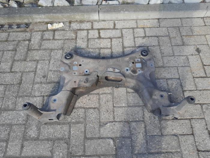 Usados Subchasis Renault Megane III Grandtour (KZ) 2.0 16V CVT Precio € 78,75 Norma de margen ofrecido por Reclycar De Boer BV