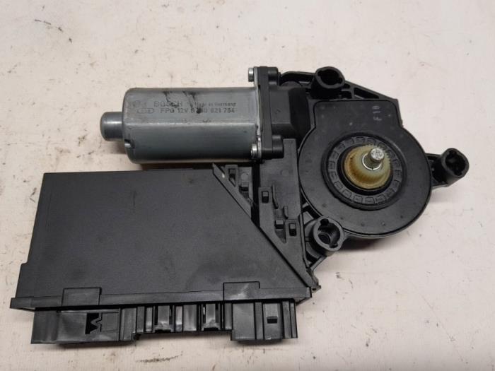 Usados Motor de ventanilla de puerta Volkswagen Touareg (7LA/7L6) 2.5 TDI R5 Precio € 31,50 Norma de margen ofrecido por Reclycar De Boer BV