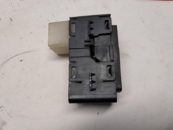 Usados Interruptor de ventanilla eléctrica Jeep Compass I (MK49) 2.0 CRD 16V 4x4 Precio € 12,60 Norma de margen ofrecido por Reclycar De Boer BV