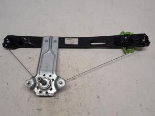 Używane Mechanizm szyby lewej tylnej wersja 4-drzwiowa BMW 1 serie (E87/87N) 116i 1.6 16V Cena € 26,25 Procedura marży oferowane przez Reclycar De Boer BV