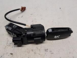 Begagnade Tändningslås + nyckel Peugeot 208 I (CA/CC/CK/CL) 1.2 12V e-THP PureTech 110 Pris € 36,75 Marginaltabell erbjuds av Reclycar De Boer BV