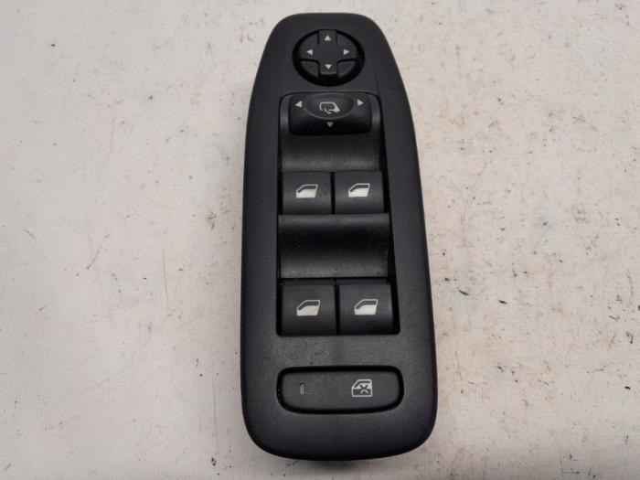 Usados Interruptor de ventanilla eléctrica Peugeot 208 I (CA/CC/CK/CL) 1.2 12V e-THP PureTech 110 Precio € 42,00 Norma de margen ofrecido por Reclycar De Boer BV