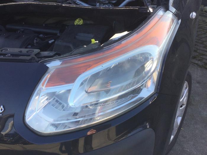 Używane Reflektor lewy Citroen C3 Picasso (SH) 1.4 16V VTI 95 Cena € 105,00 Procedura marży oferowane przez Reclycar De Boer BV