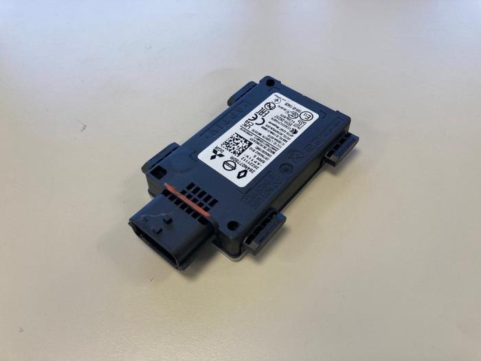 Begagnade PDC-modul Renault Austral 1.2 E-Tech Hybrid 200 Pris € 84,00 Marginaltabell erbjuds av Reclycar De Boer BV