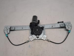 Używane Mechanizm szyby prawej przedniej wersja 2-drzwiowa Fiat Grande Punto (199) 1.3 JTD Multijet 16V 85 Actual Cena € 52,50 Procedura marży oferowane przez Reclycar De Boer BV