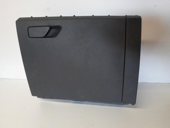 Gebrauchte Handschuhfach Skoda Scala 1.6 TDI Preis € 73,50 Margenregelung angeboten von Reclycar De Boer BV